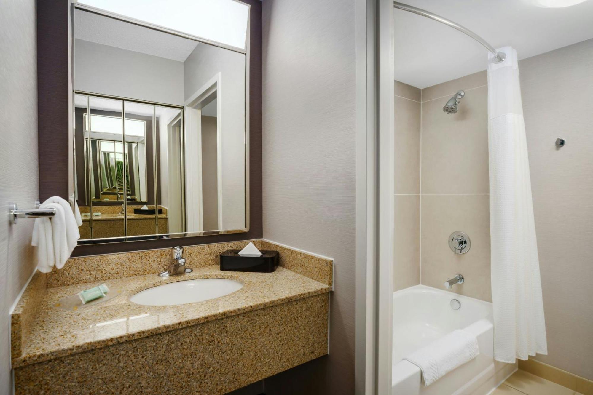 Courtyard Chicago Midway Airport Hotel Bedford Park Exterior photo