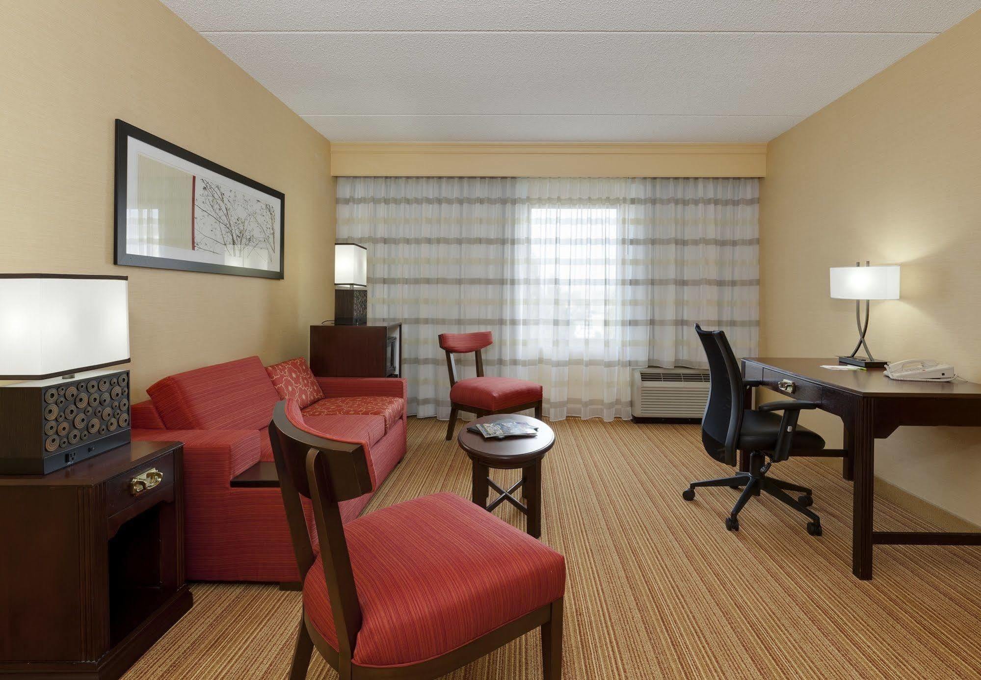 Courtyard Chicago Midway Airport Hotel Bedford Park Exterior photo